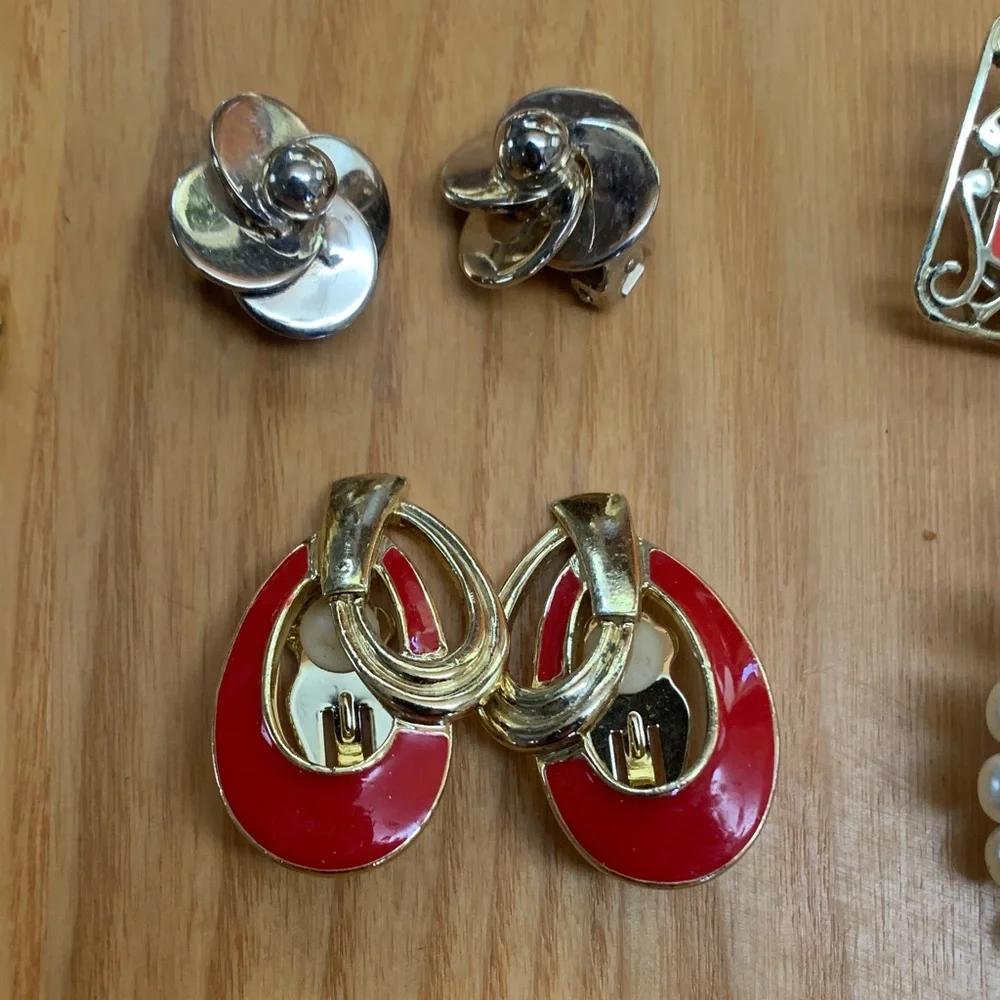 12 Pair Vintage Clip-on EarringsBeaded Metal Enamel Goldtone Silvertone - Picture 5 of 12